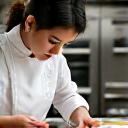 フレンチレストランの佐藤シェフのポートレート。オープンキッチンで料理を最終チェックしている瞬間。