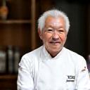 ミシュラン三つ星レストランの田中シェフのポートレート。白衣を纏い、自信に満ちた表情で写っている。