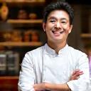 イタリアンレストランの山田シェフのポートレート。活き活きとした表情で、自慢の料理と共に写っている。