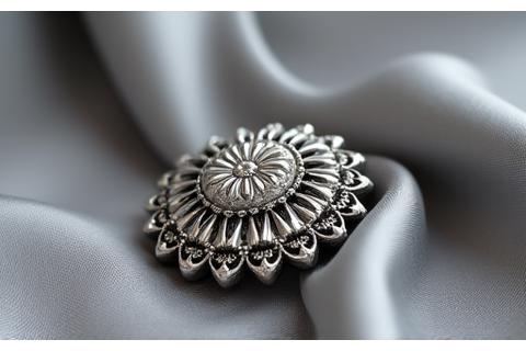 破損部分が全く分からないほど完璧に復元された、繊細なアンティークの銀製装飾品。美しい彫刻が際立つ