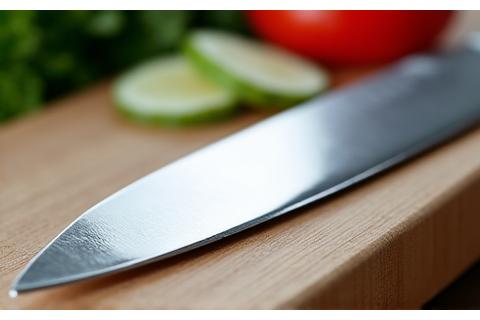 新品のように輝く、磨き上げられたシェフの愛用包丁。刃が光を反射し、完璧な切れ味が想像できる